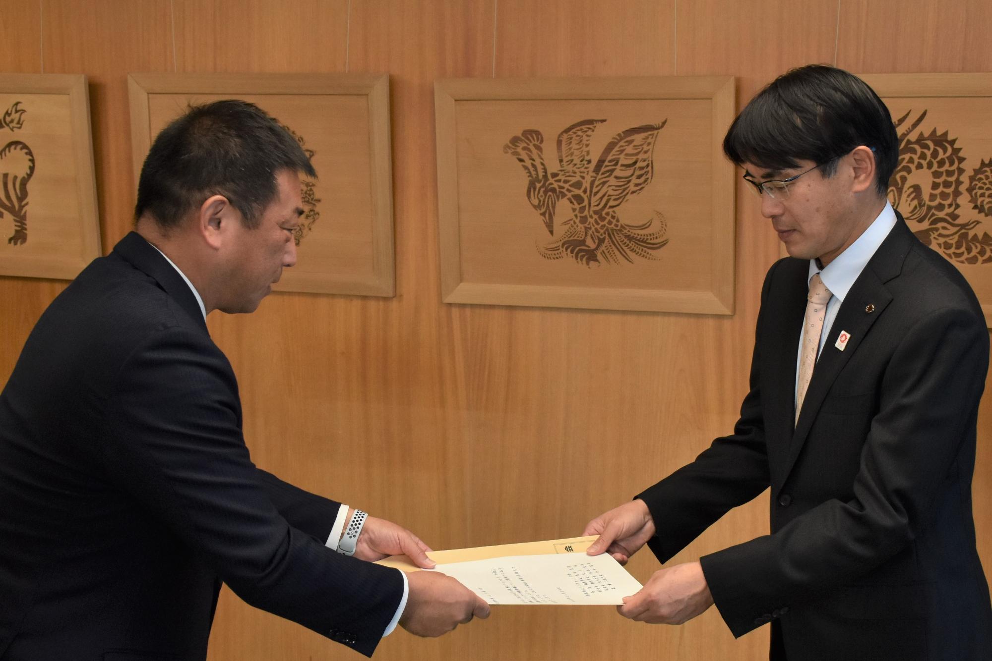 奈良県にリニアをの会から山下奈良県知事へ提言書を提出している様子