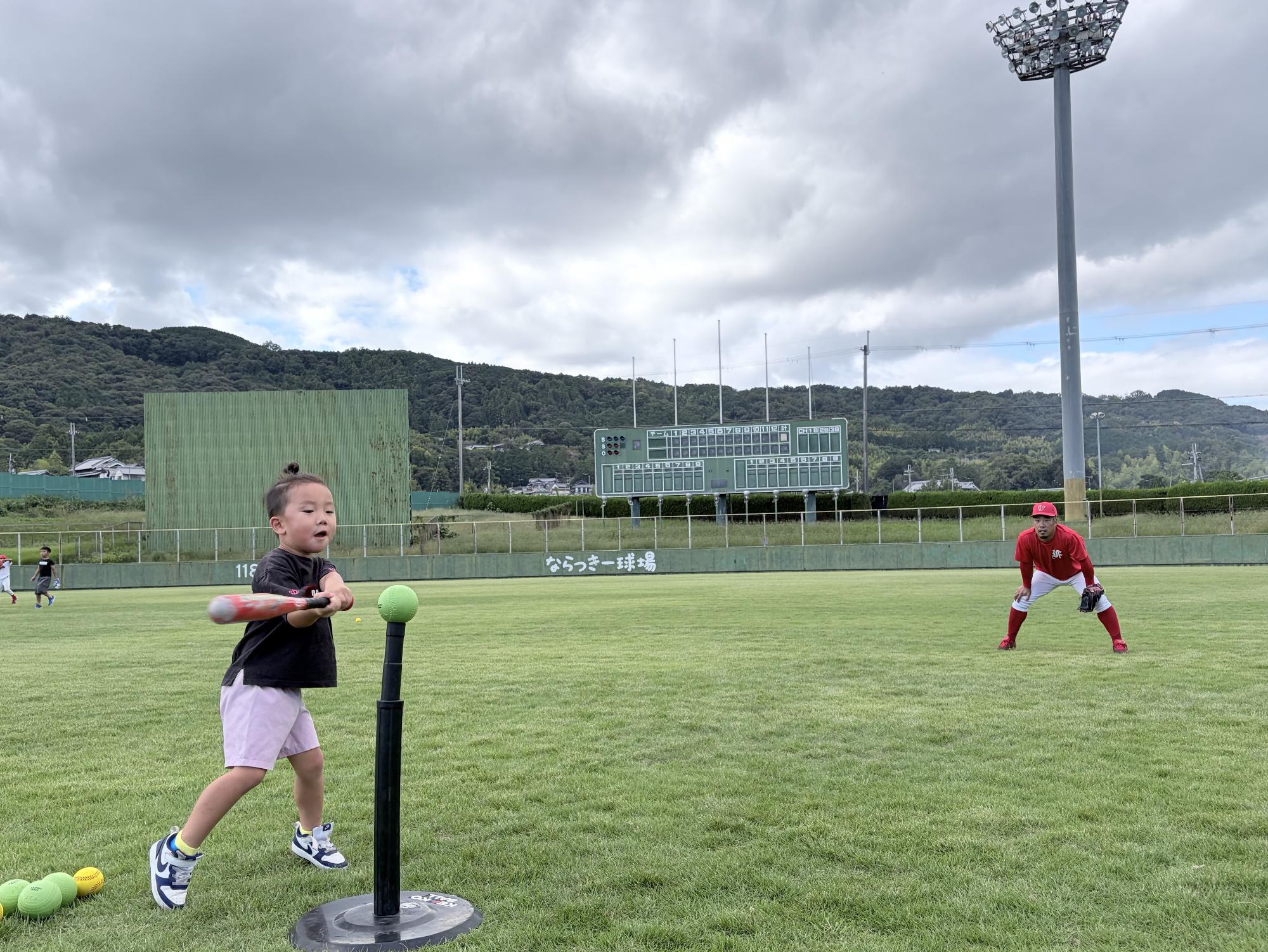 トライスポーツフェスティバル 野球の体験をする子ども