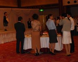 和やかな雰囲気で歓談を行っている写真