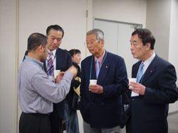 真剣に打ち合わせを行う来場者の写真