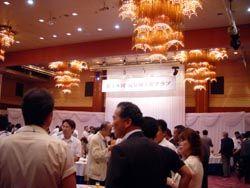 豪華な会場で歓談を行っている様子の写真
