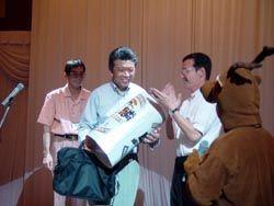 じゃんけん大会後の景品授与を行っている写真