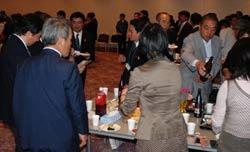 和やかな雰囲気の会場の写真