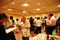真剣な表情で会話する来場者の写真