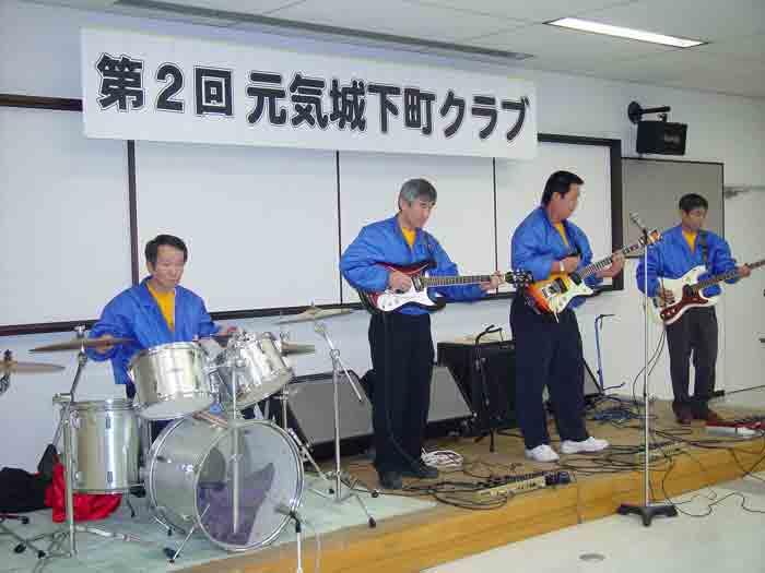 ステージ上でバンド演奏を行っている様子の写真