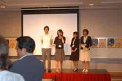 ウナギ弁当提供の挨拶を行っている様子の写真