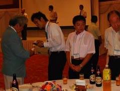 名刺交換を活発に行っている写真