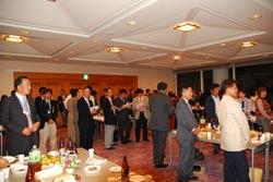 参加者の皆さんがステージに注目している写真
