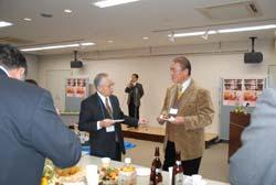 和やかな雰囲気で歓談を行っている写真