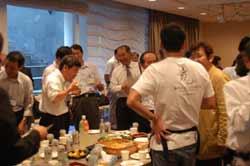 盛り上がる来場者の会場内での写真