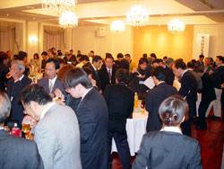 200名を超えた来場者で賑わう会場の写真