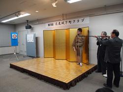 イベントを行っている来場者の様子の写真