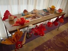 市内の子供たちが作った金魚ねぶたの展示ブースの写真