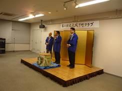 壇上で鏡開きの挨拶を行っている写真