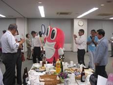 着ぐるみのキャラクターの登場で盛り上がる会場の様子の写真