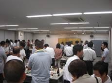 来場者が歓談を行っている会場の様子の写真