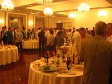 豪華な会場で歓談を行っている様子の写真