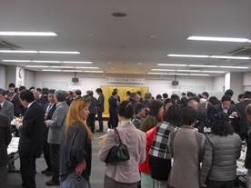 和やかな雰囲気の会場の写真