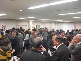 会話に盛り上がる来場者の様子の写真