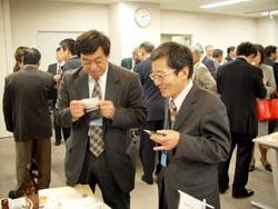 笑顔で名刺交換を行っている様子の写真