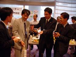 イベント中に名刺交換を行う参加者たちの写真