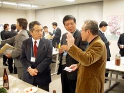 会話に盛り上がる来場者の様子の写真