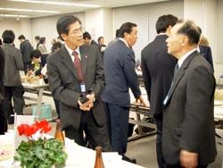 会話に熱が入っている来場者の様子の写真
