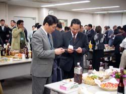名刺交換を活発に行っている様子の写真