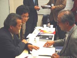 相談ブースで真剣な会話を交わしている様子の写真