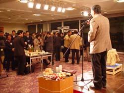 企業PRのスピーチを行っている様子の写真