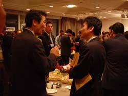 名刺交換に盛り上がる様子の来場者の写真