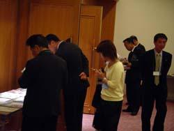 資料コーナーに集まる来場者の様子の写真