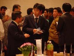 会話に盛り上がる来場者の様子の写真