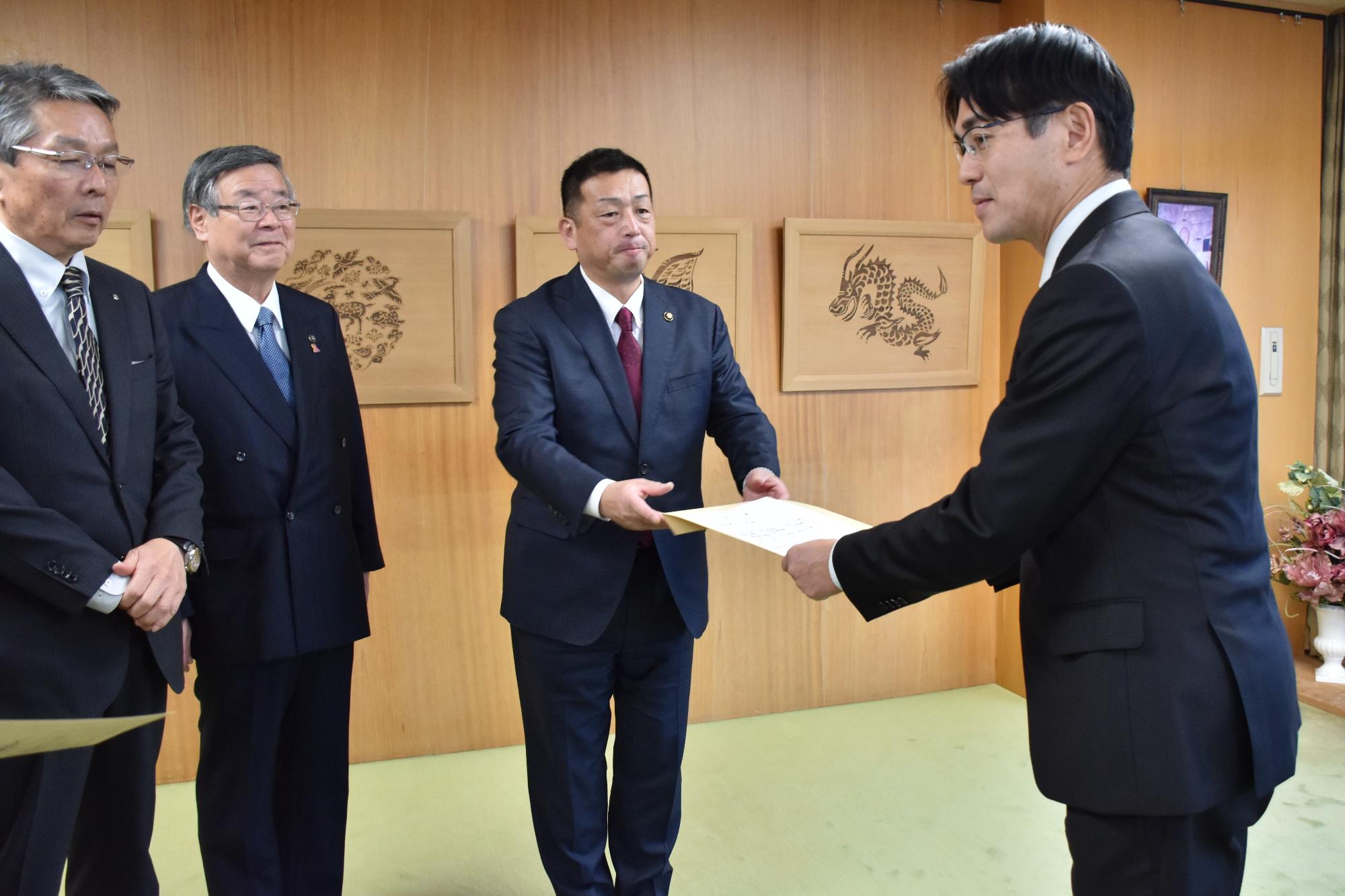 奈良県にリニアをの会から山下奈良県知事へ提言書を提出している様子