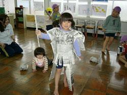 新聞紙でつくられたドレスを着た女の子の写真