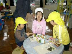 食事をしている3人の子供の写真