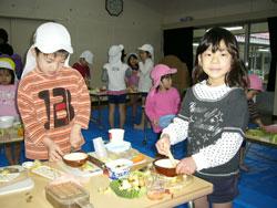 テーブルで料理をしている男の子と女の子の写真