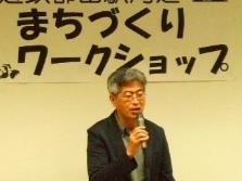 近鉄郡山駅周辺まちづくりワークショップで開会のあいさつをしている男性の写真