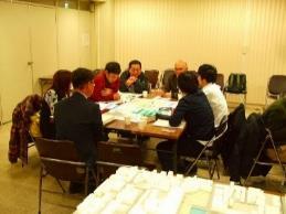 デスクを囲んで意見交換を行う参加者たちの写真