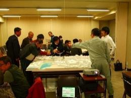 模型を囲んで意見交換を行う参加者たちの写真
