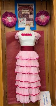 日本少女歌劇座展示(左)