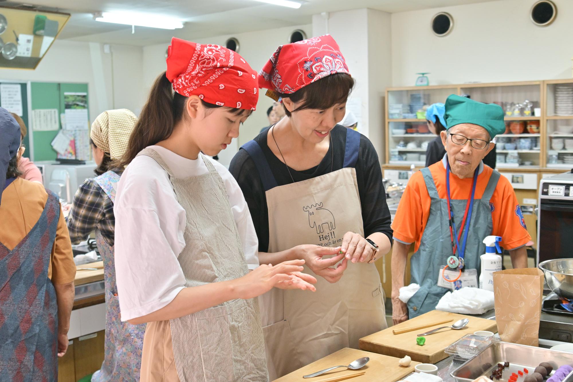 金魚マイスター和菓子作り講座の様子
