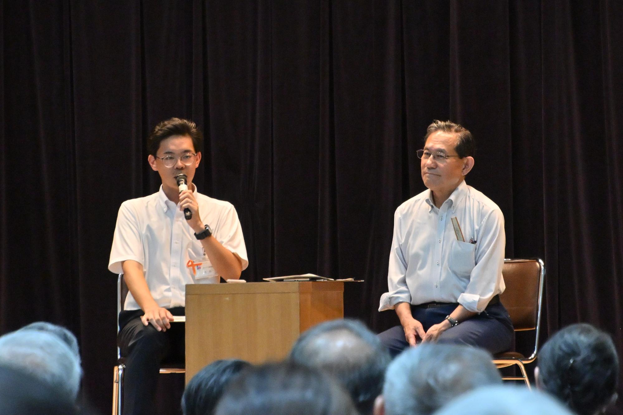 秀長さん入門講座Vol.2 市長と学芸員のトークの様子
