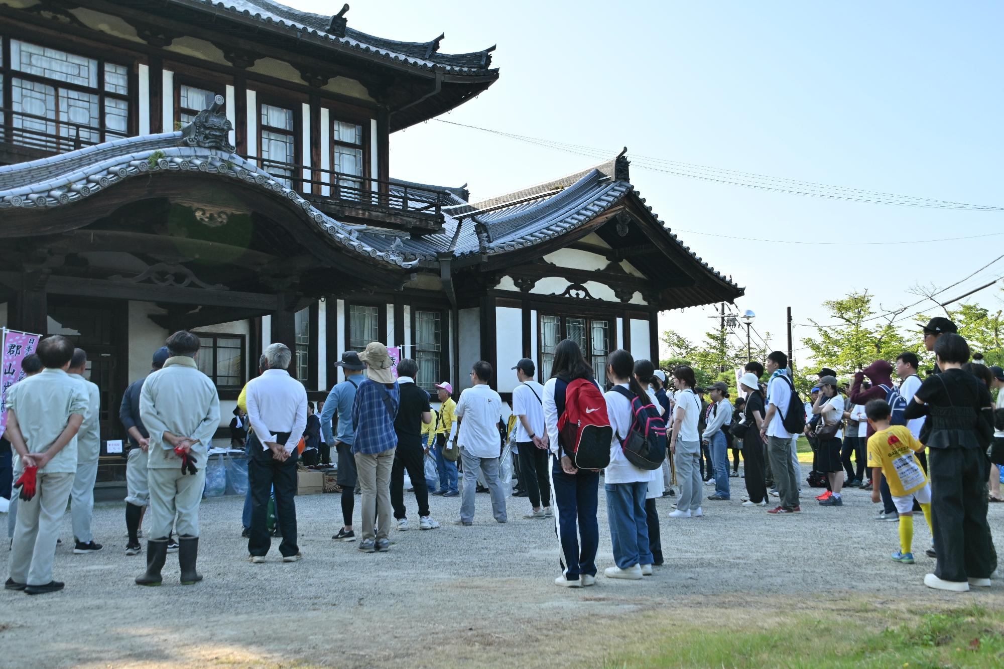 郡山城跡「桜」保存会 城内一斉清掃で集合する人たちの様子