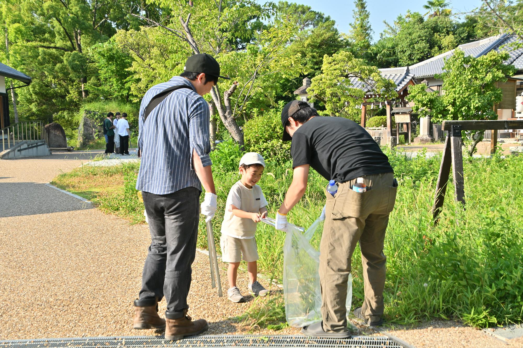 郡山城跡「桜」保存会 城内一斉清掃で除草作業をする子ども
