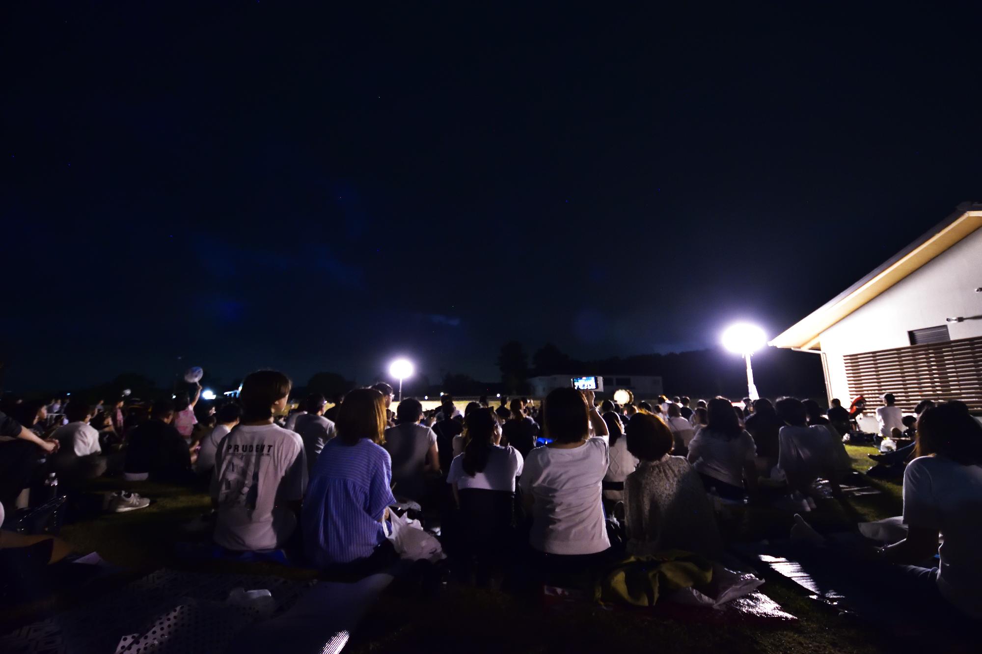 やまとの夏まつり花火を待つ人たち