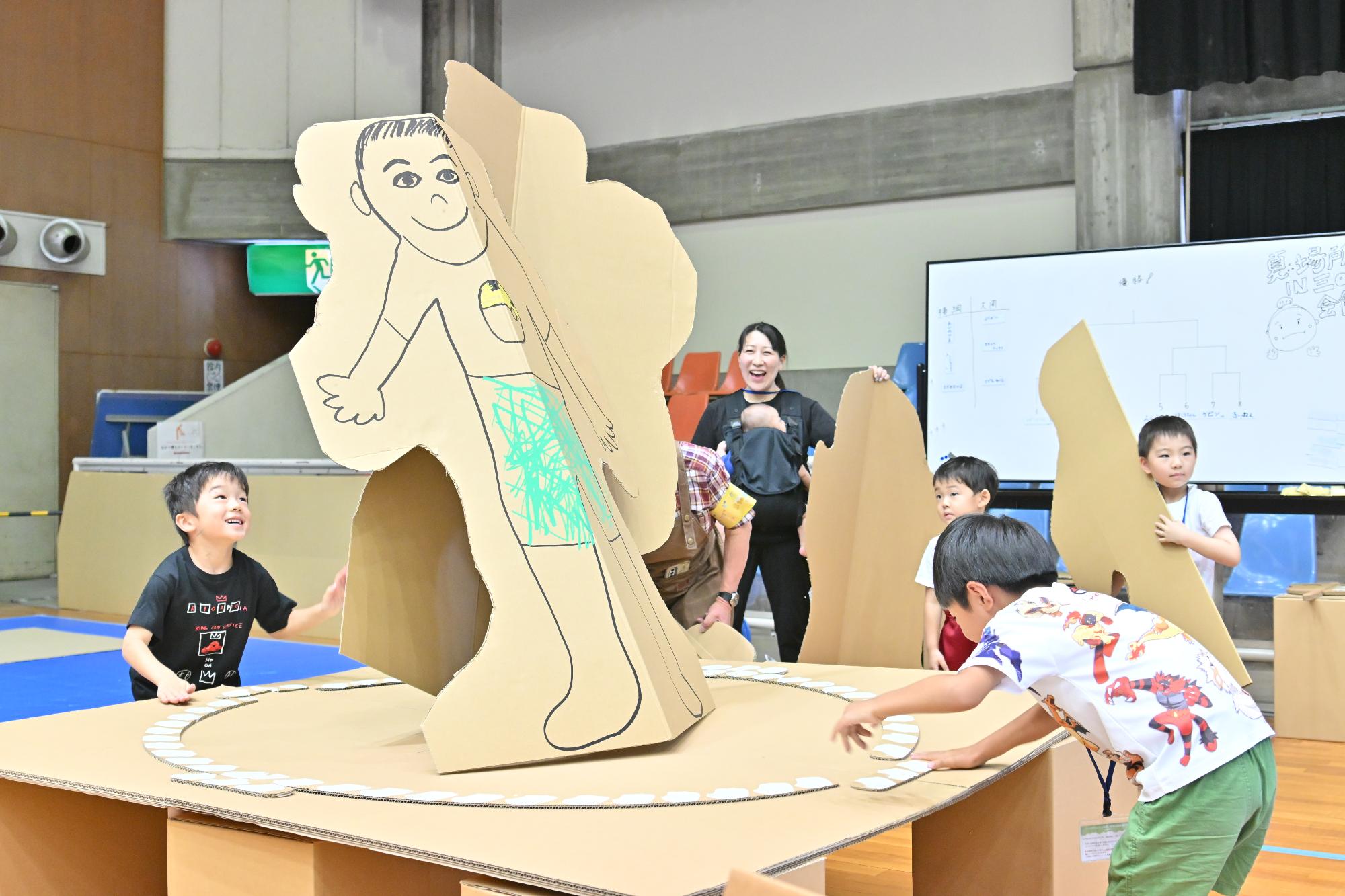 まちあそびフェスジャンボトントン相撲の様子