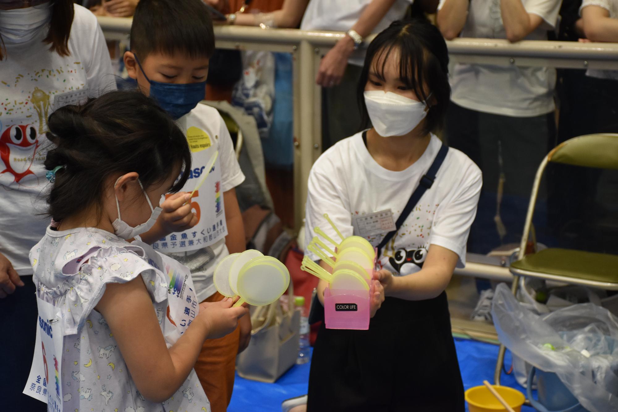 第27回全国金魚すくい選手権奈良県大会 ポイを選ぶ様子