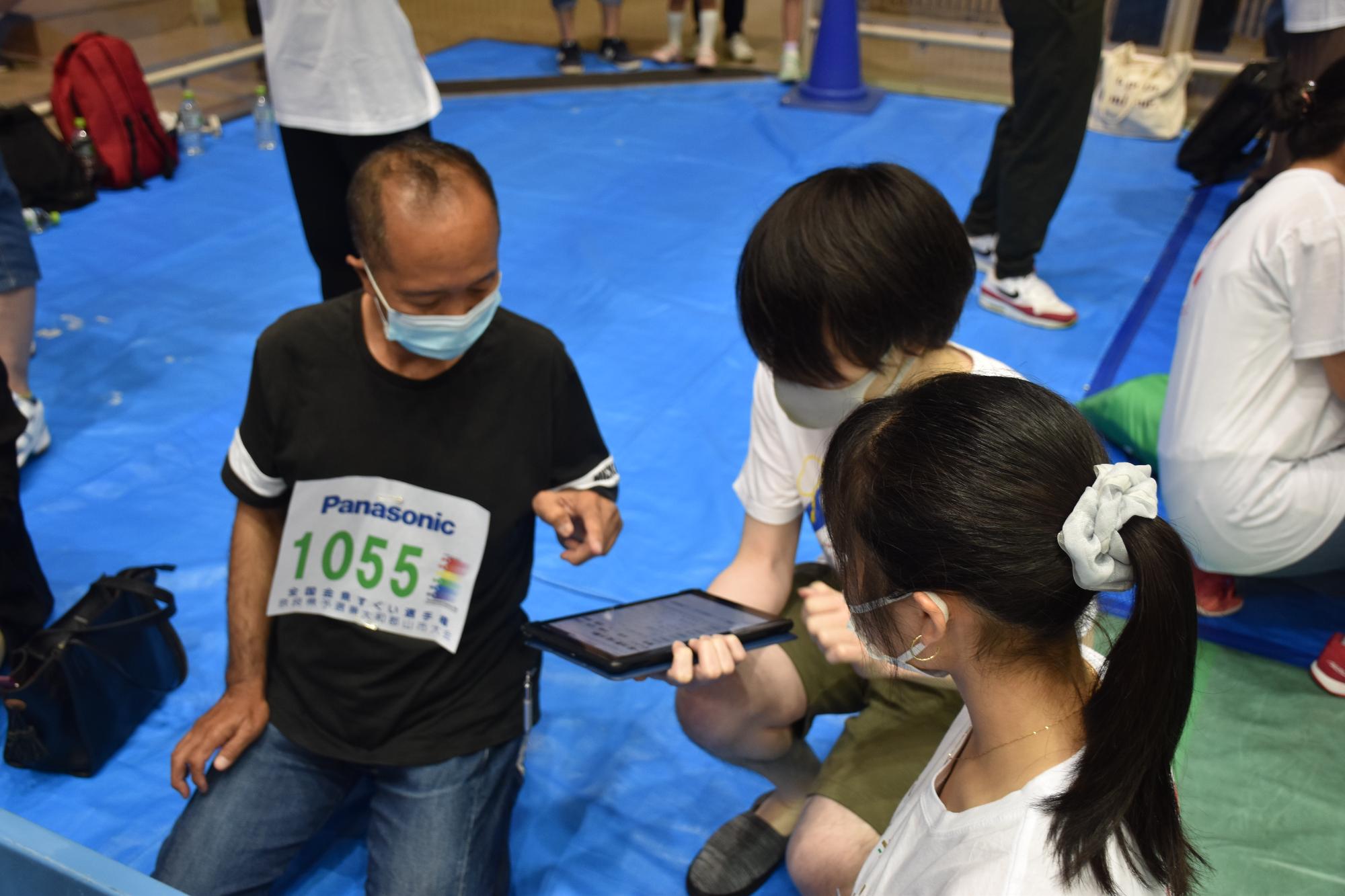 第27回全国金魚すくい選手権奈良県大会 タブレットで匹数を確認するの様子