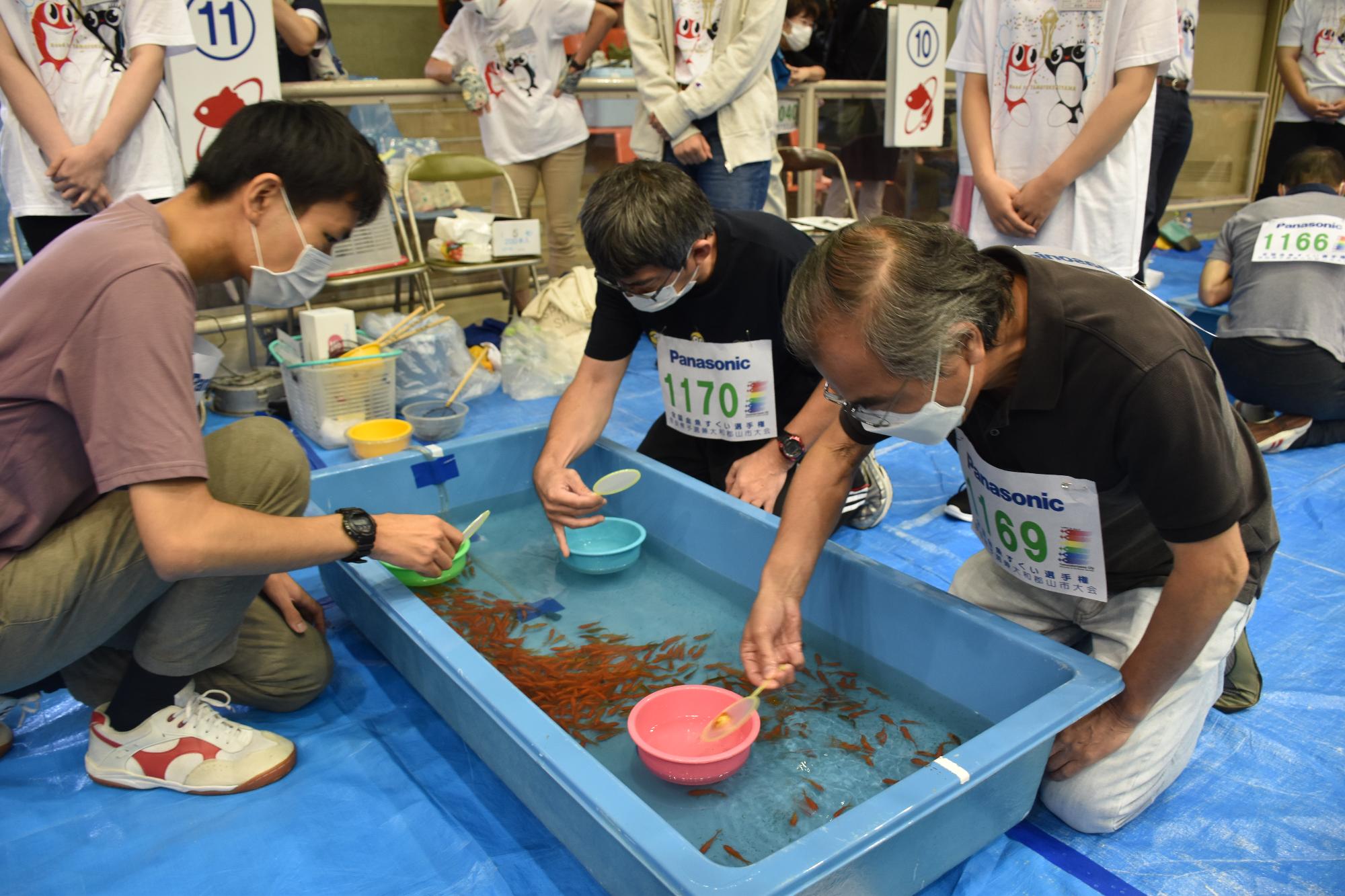 第27回全国金魚すくい選手権奈良県大会金魚すくいの様子